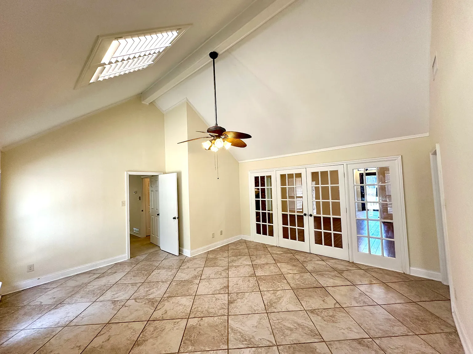 4 bed, 2.5 bath, 3046 sqft, $3,200 — Photo 2