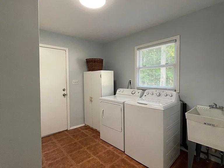 16 Jenny Ln — Photo 8