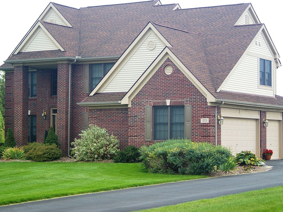 Side-entry 3 car garage 