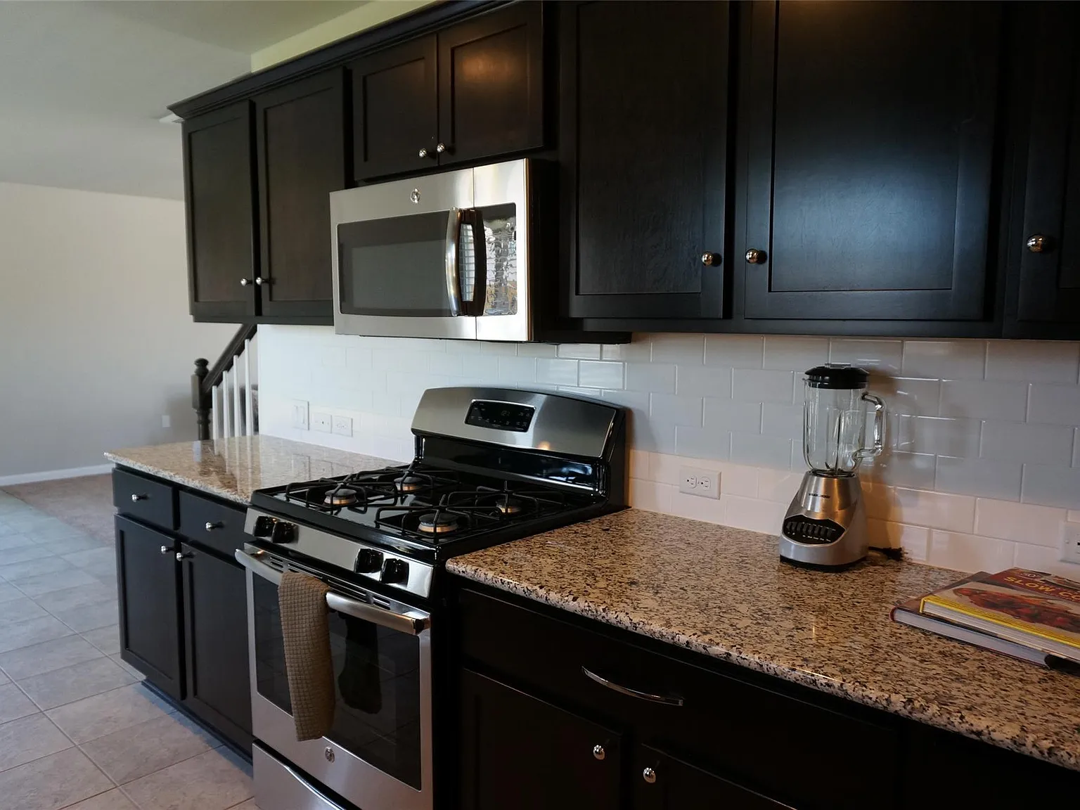 4 bed, 2.5 bath, 1969 sqft, $1,995 — Photo 4