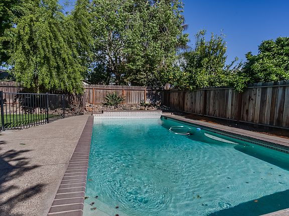 2nd image of 4608 Berkshire Pl