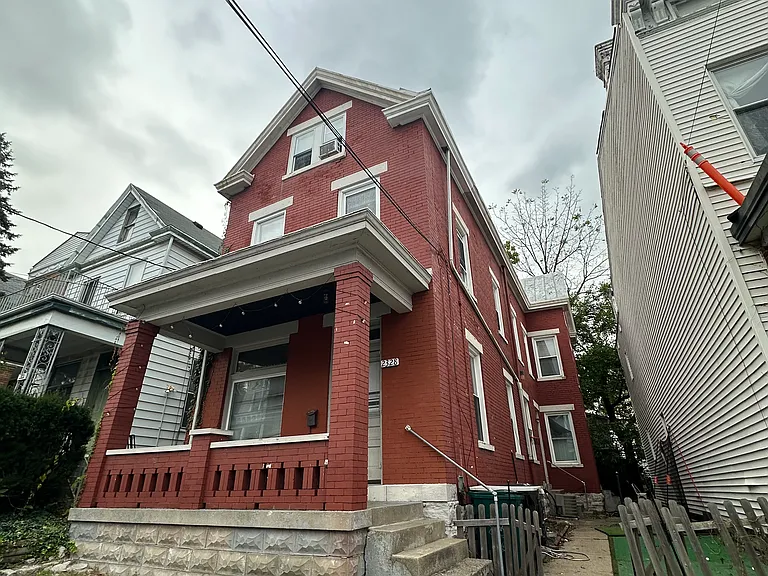 2328 Stratford Ave — Photo 1
