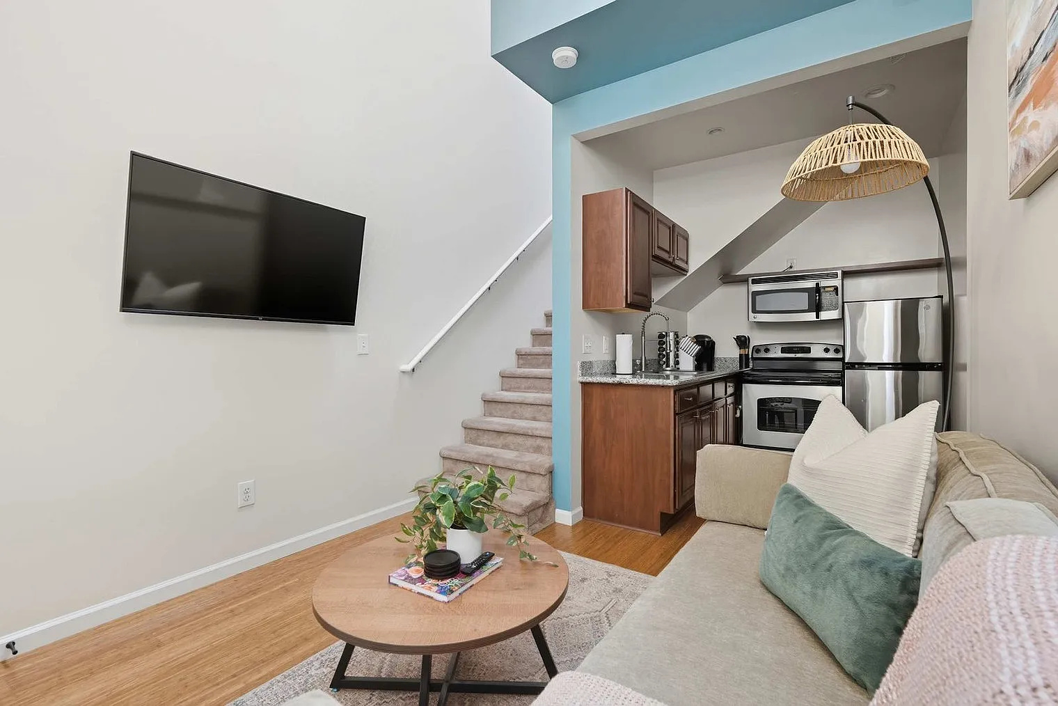 2 bed, 1.0 bath, 548 sqft, $3,888 — Photo 3