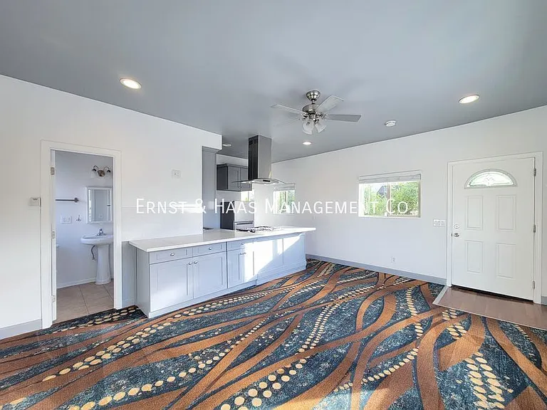 934 E Broadway — Photo 9