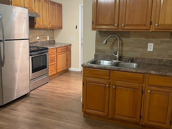 3rd image of 98 Roberts St Floor 3