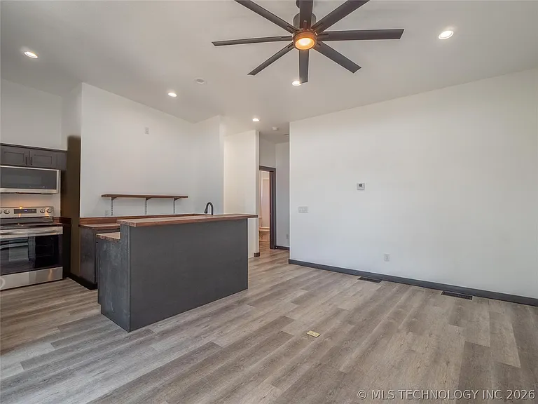 351 E Washington Ave — Photo 5