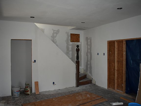 4th image of 302 N Main St