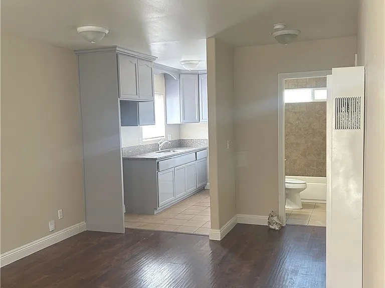 626 W 59th Pl — Photo 3