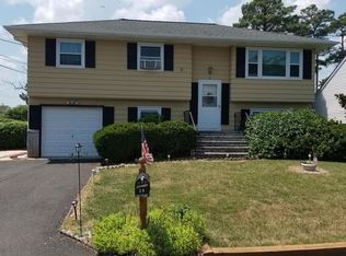 18 Harbor View Ln, Toms River, NJ 08753