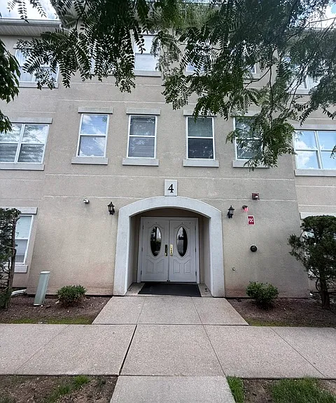 421 Brittany Dr #421 — Photo 2
