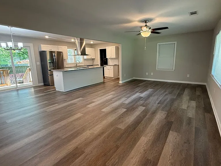 4 Poinsetta Dr NE — Photo 2