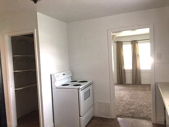 5th image of 209 W 15th St