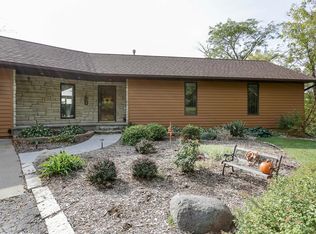 2103 Skylane Dr, Muscatine, IA 52761