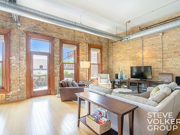 51 Monroe Center - Living