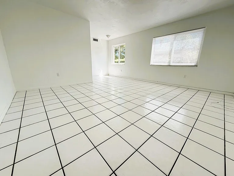115 Bentley Dr #4 — Photo 3