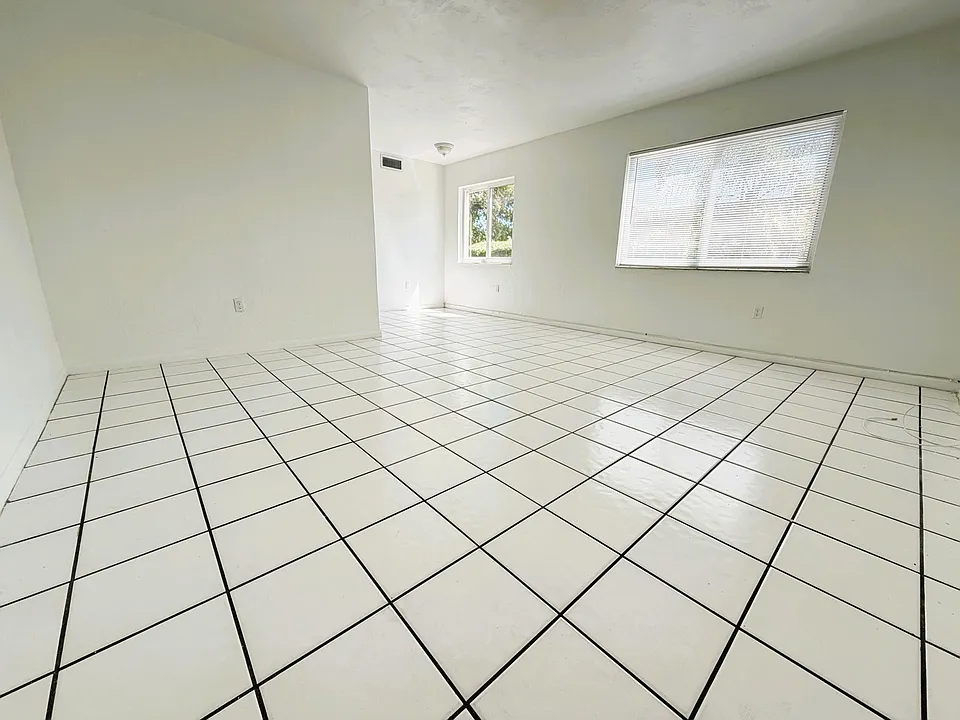 115 Bentley Dr #4