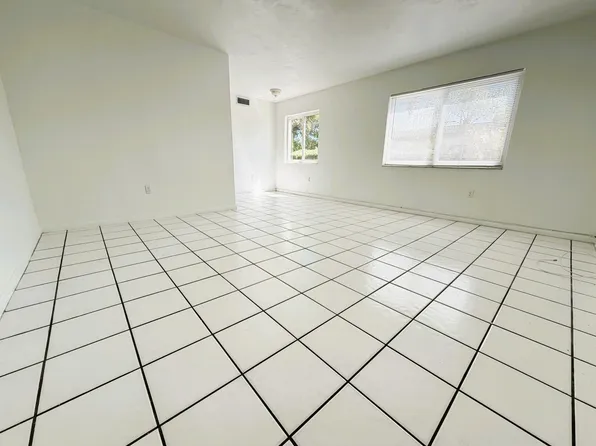 115 Bentley Dr #4, Miami, FL 33166