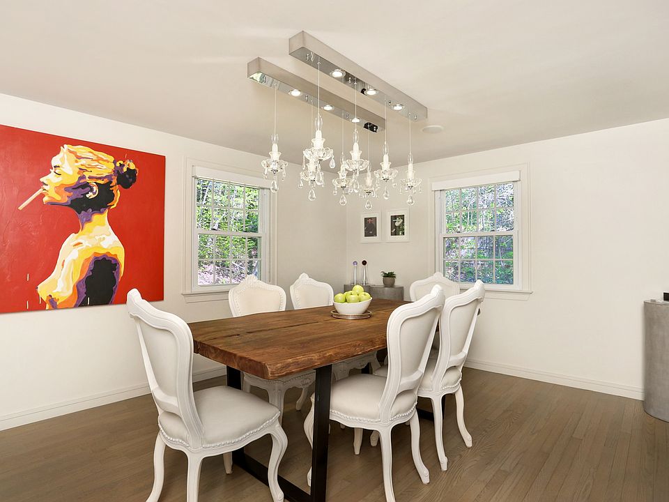 Chic dining room w/chandelier