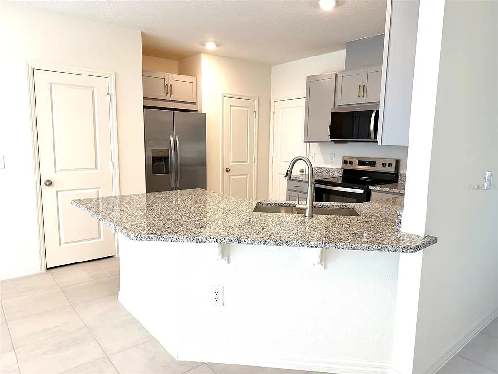 3 bed, 2.5 bath, 1557 sqft, $2,299 — Photo 4