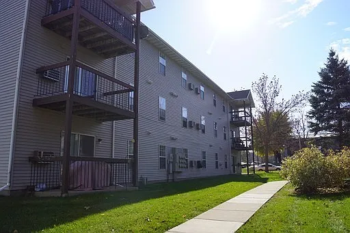 Sycamore Courts — Photo 4