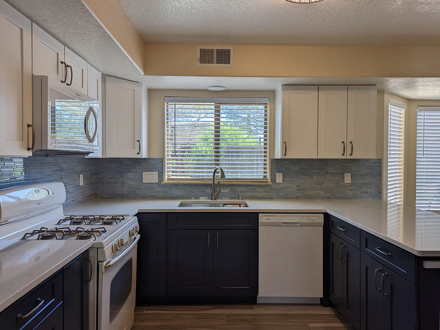 4 bed, 2.5 bath, 2130 sqft, $3,400 — Photo 4