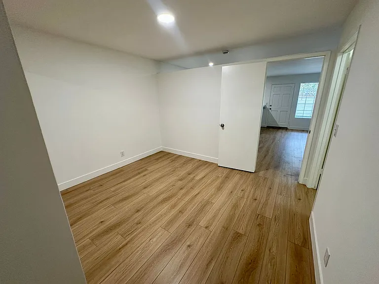 10911 Bloomfield St — Photo 2