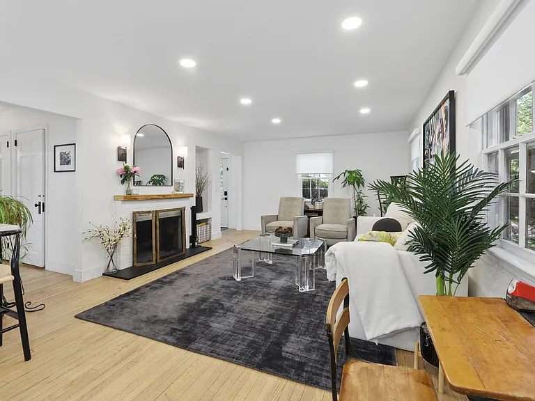 4 Lois Ave — Photo 7