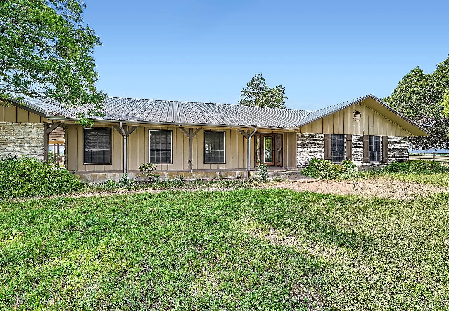 3 bed, 2.0 bath, 2386 sqft, $3,500 — Photo 3