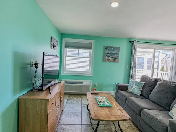 18 Ocean Blvd #12, Hampton, NH 03842