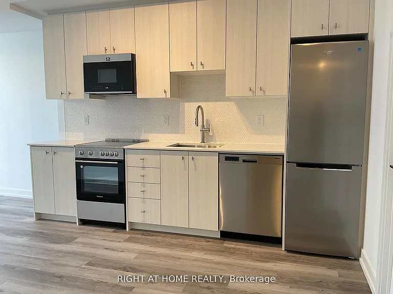 15 Wellington St S #1814 — Photo 5