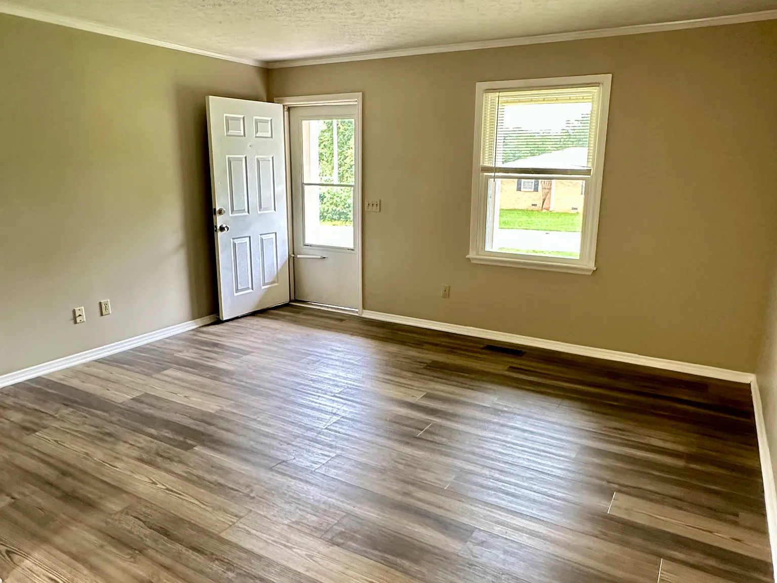 3 bed, 1.5 bath, 1100 sqft, $1,675 — Photo 2