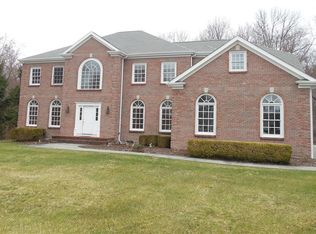 14 Oak Glen Dr, Shelton, CT 06484