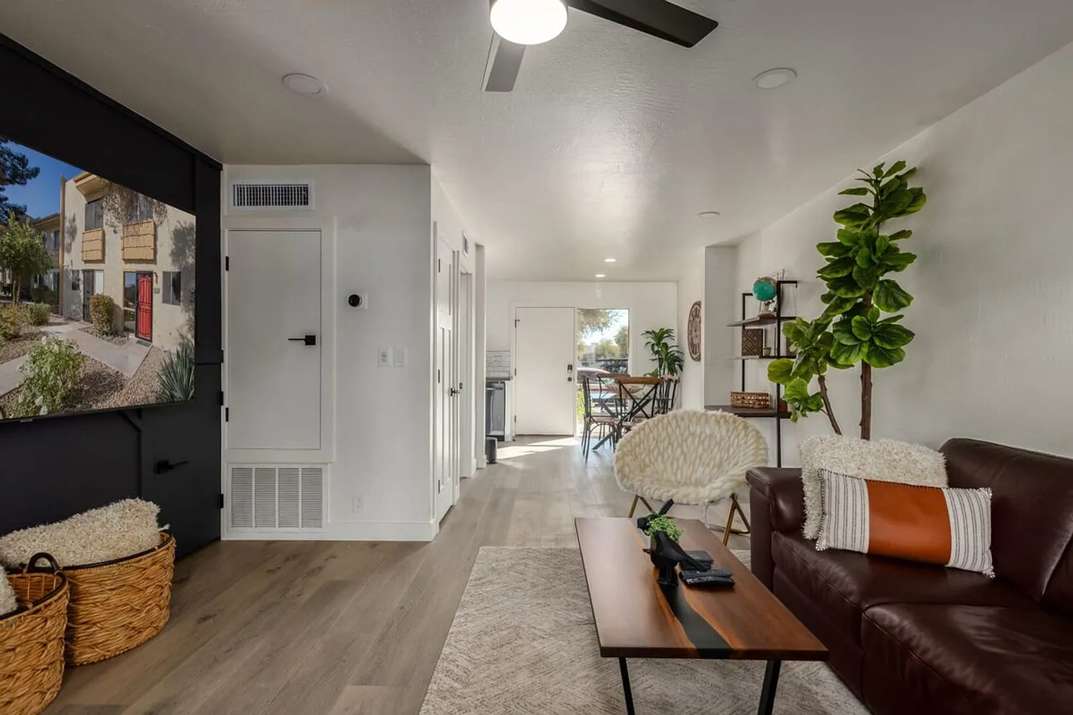 2 bed, 1.0 bath, 947 sqft, $2,258 — Photo 2