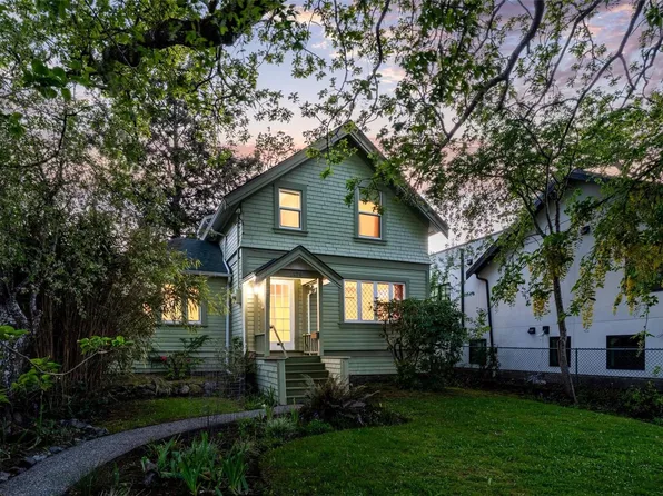 1274 Hewlett Pl, Oak Bay, BC V8S 4P7