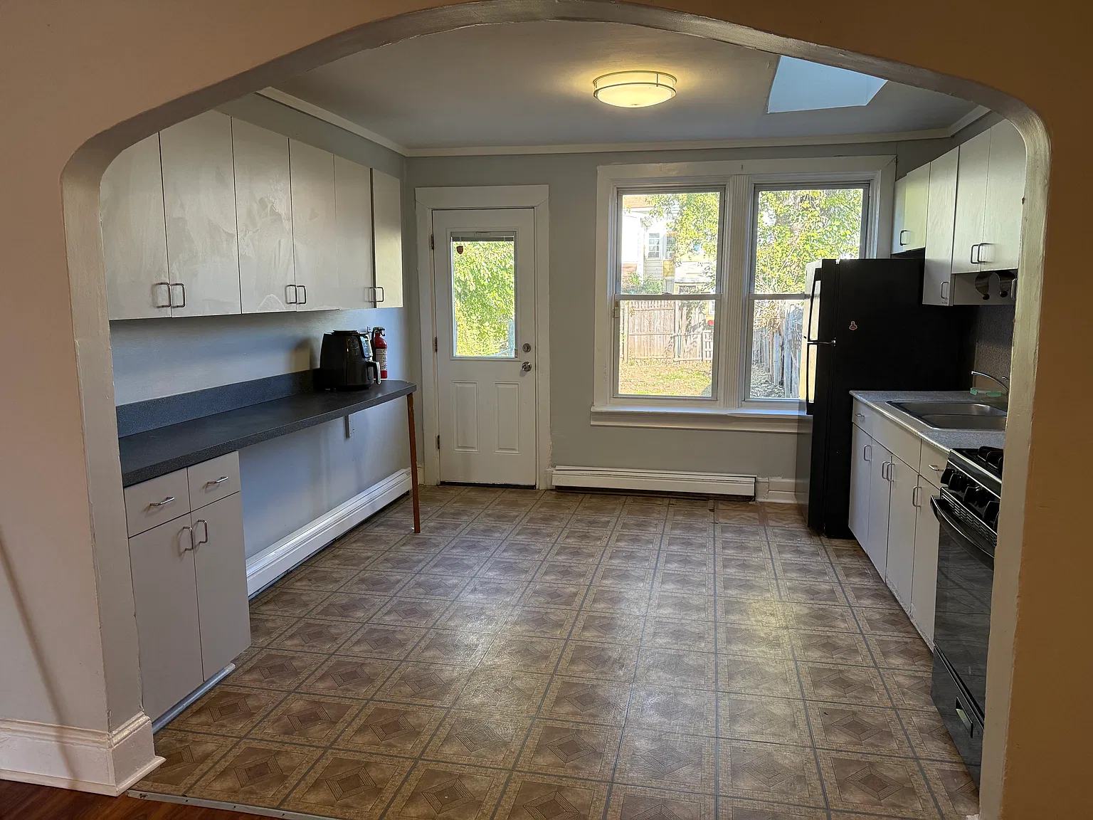 3 bed, 918 sqft, $2,000 — Photo 2