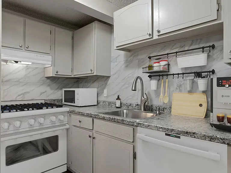 Sunstone Apartments — Photo 4