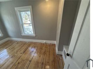 8 D St, Whitinsville, MA 01588