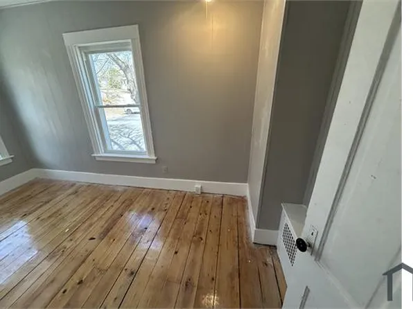 8 D St, Whitinsville, MA 01588