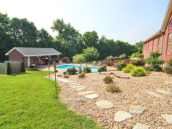 2nd image of 168 Hydepark Dr