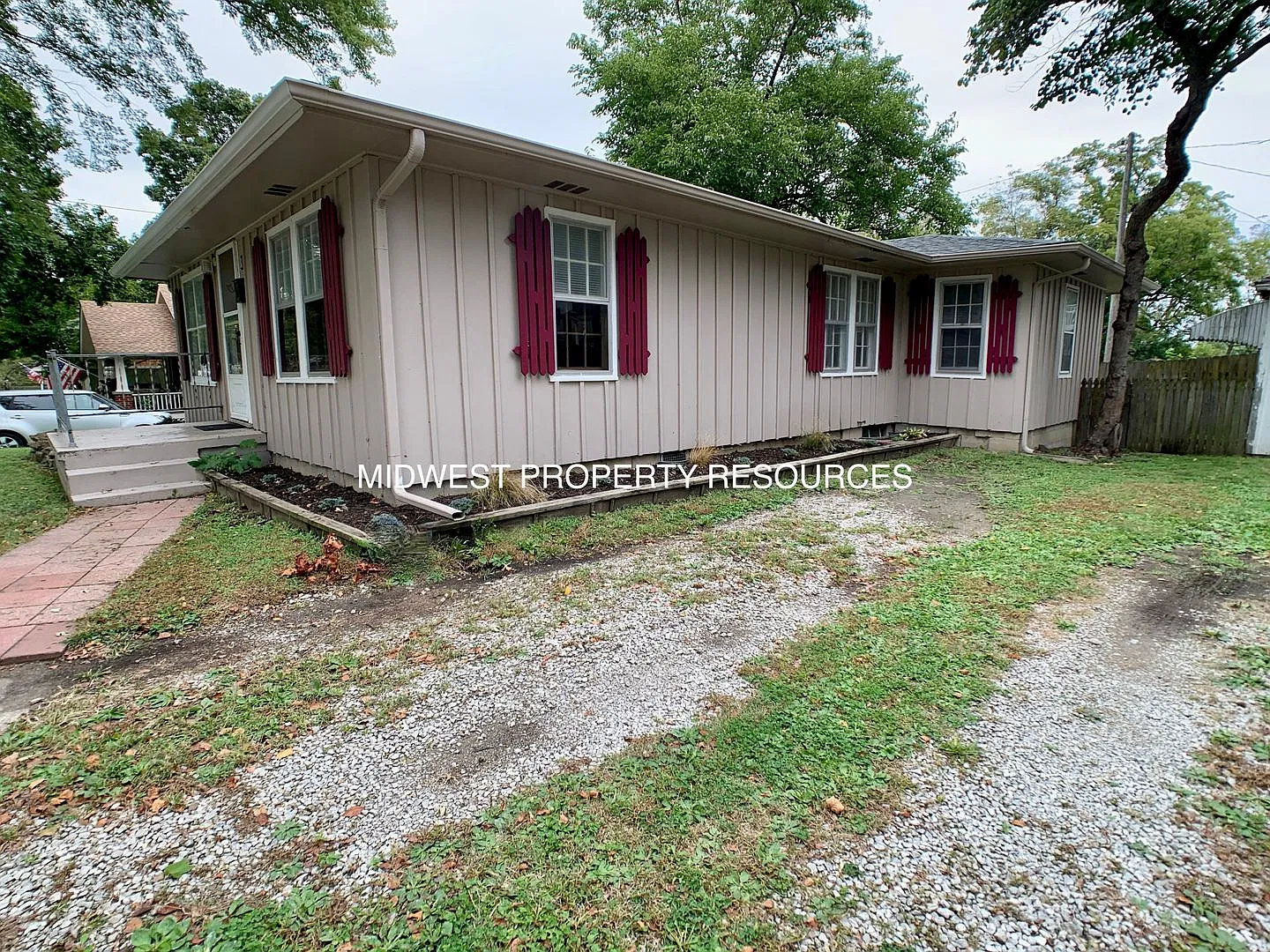 Adorable Bungalow in Downtown Lees Summit! — Photo 2