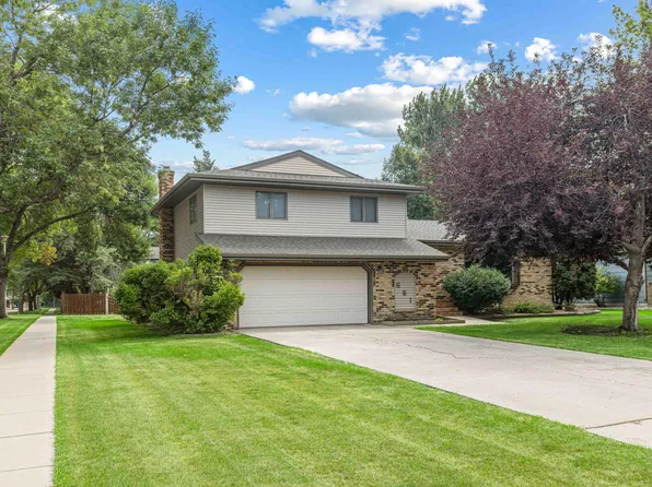 681 Cottonwood Ct, West Fargo, ND 58078