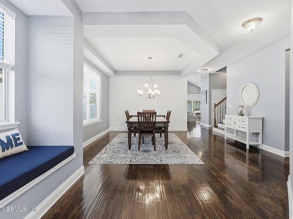 5th image of 325 HOWLAND Drive