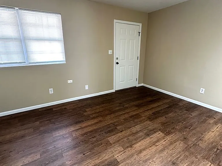918 S Robberson Ave — Photo 4