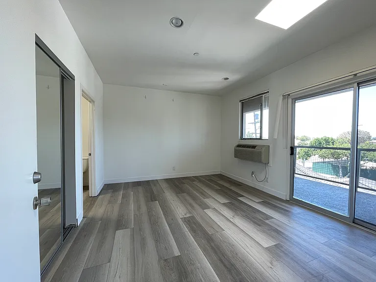 1188 W 36th Pl — Photo 7