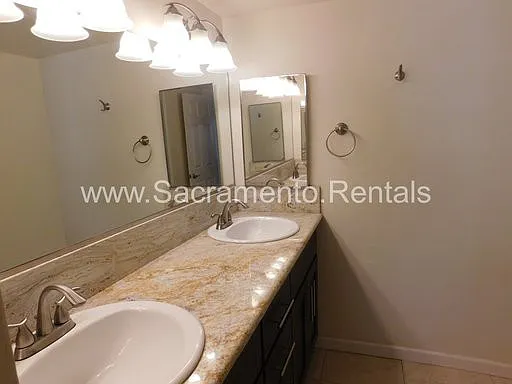 Spacious Updated 2bd/2ba Downtown Condo - Great Location! — Photo 4