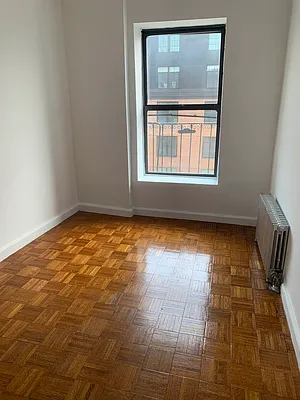 Rented by M.Grossman R.E. Management | media 18