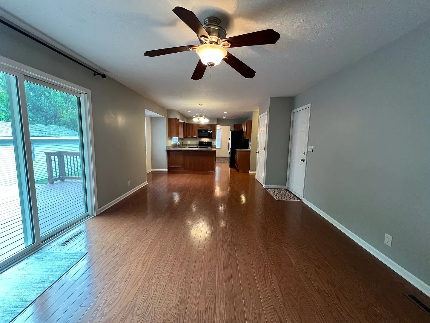 Beautiful 4 Bedroom Home in Bloomington! — Photo 3