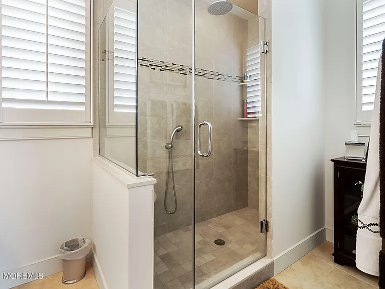 556 Riverside Dr — Photo 14