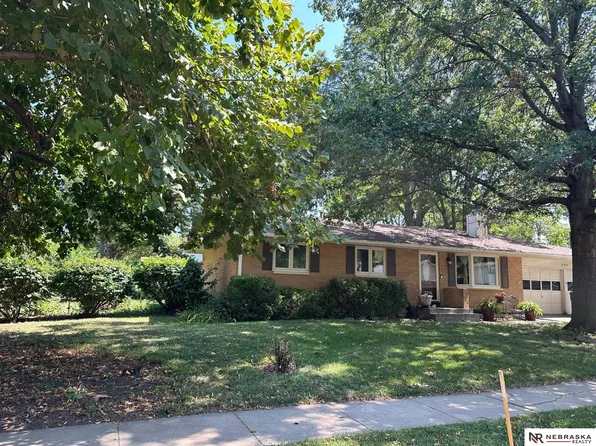 900 Cottonwood Dr, Lincoln, NE 68510
