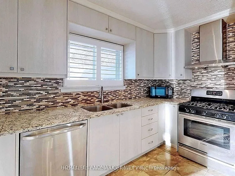 381 Osiris Dr — Photo 5